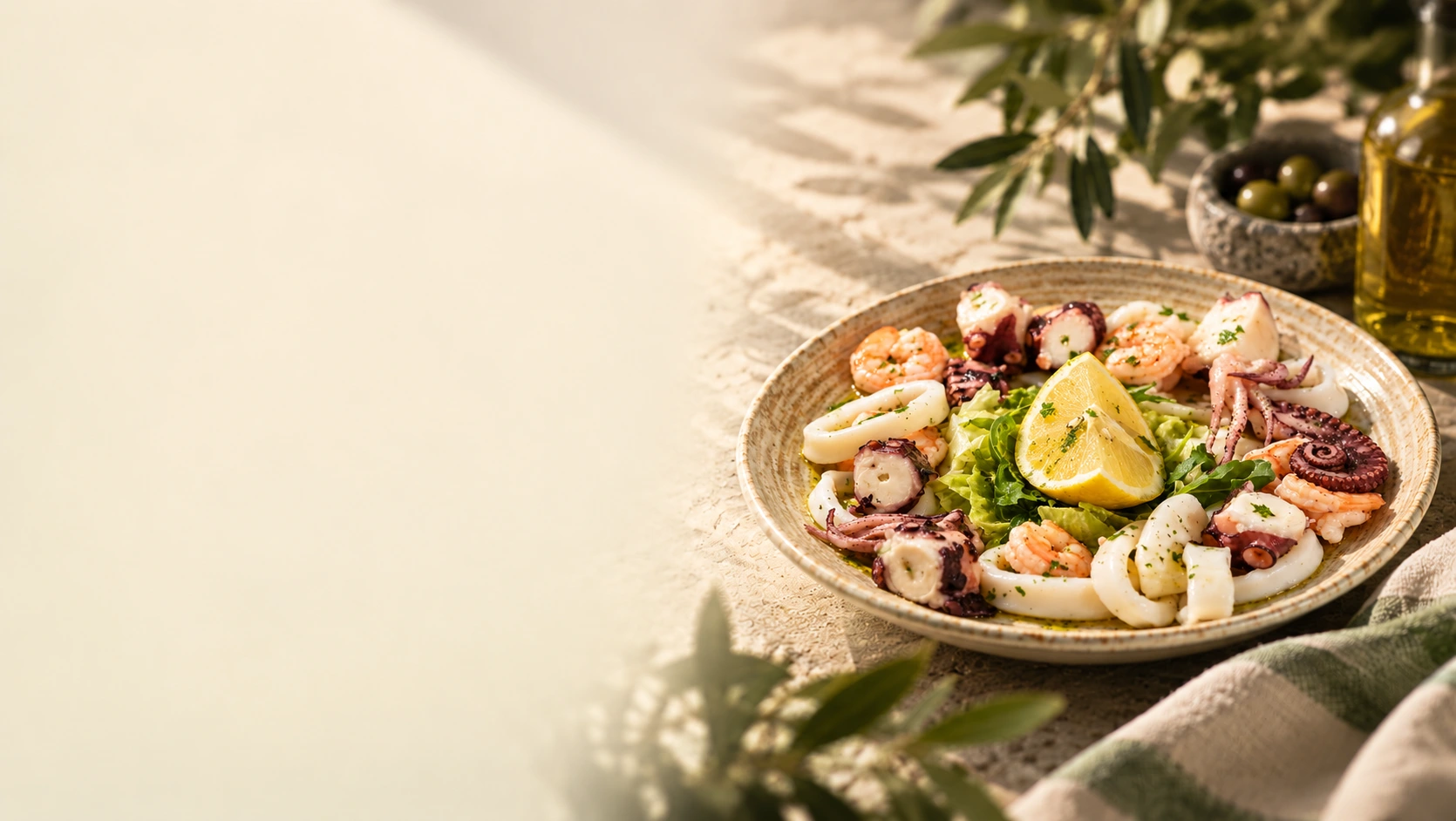Insalata di mare con polpo, gamberi, calamari e limone