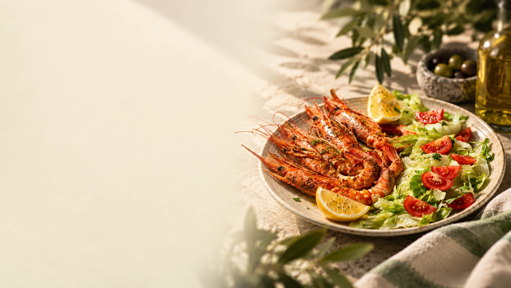 Gamberoni con limone e insalata